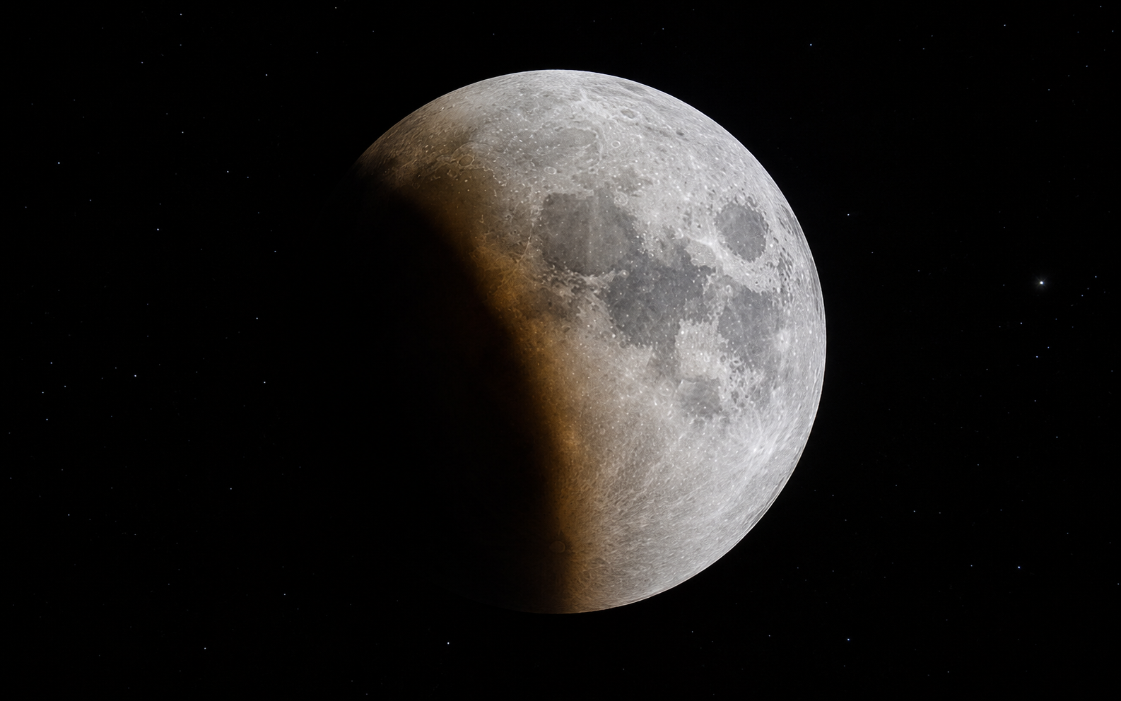 Eclipse lunar parcial con sombra curva sobre la Luna