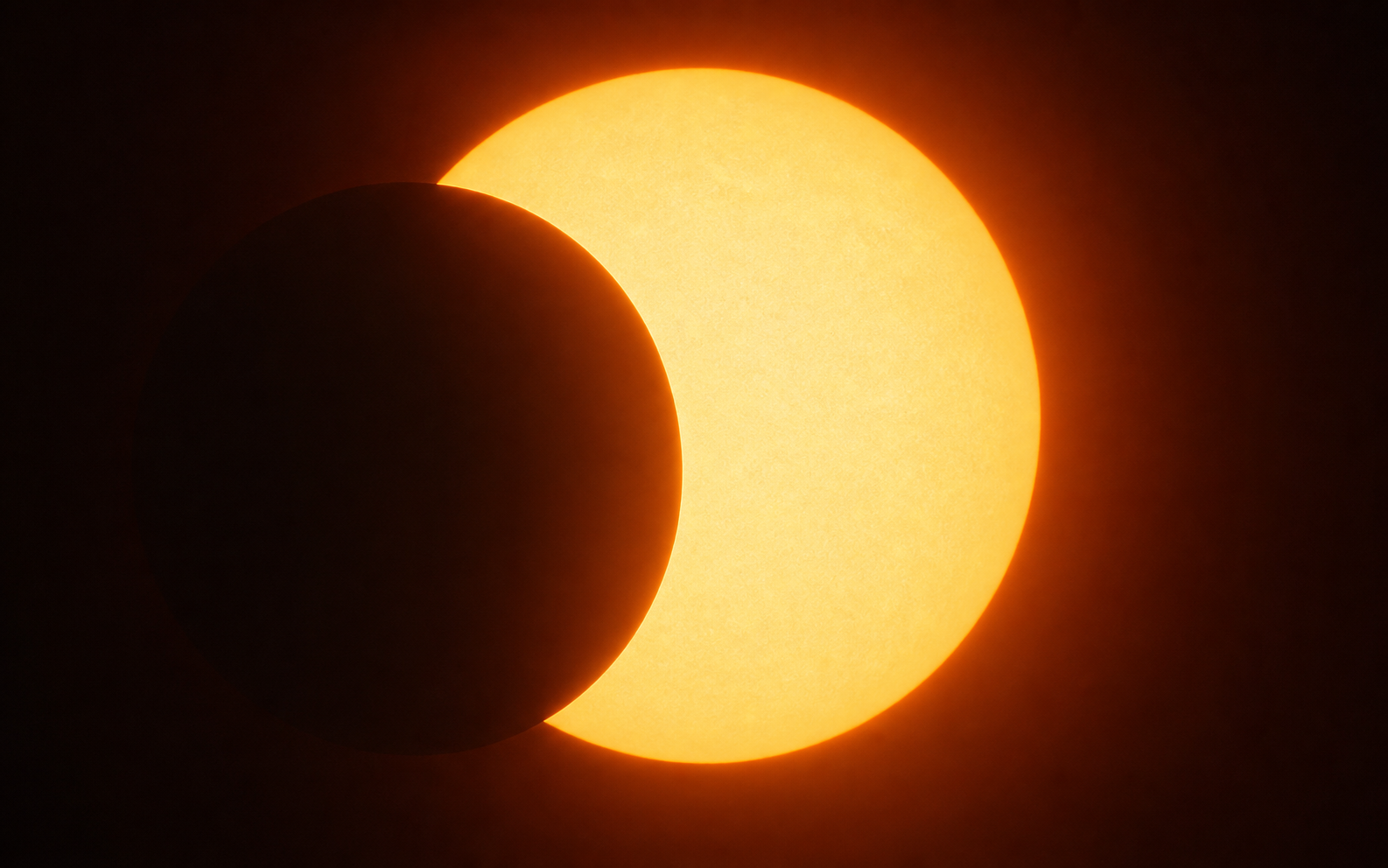Eclipse solar parcial con la Luna cubriendo una parte del Sol